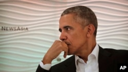 Barack Obama écoute une question lors d'un sommet sur le leadership à New Delhi, Inde, le premier décembre 2017. 