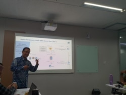 Direktur Keuangan dan manajemen korporasi PT MRT Jakarta Tuhiyat, dalam konferensi pers di kantornya, Jakarta. (Foto: VOA/ghita)