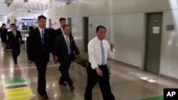 លោក Kim Yong Chol ដើរ​នៅ​ព្រលាន​យន្តហោះ​ប៉េកាំង ក្នុង​ក្រុង​ប៉េកាំង កាលពី​ថ្ងៃទី២៩ ខែឧសភា ឆ្នាំ២០១៨។