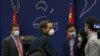 Koresponden New York Times di Beijing, Steven Lee Myers (kiri), berbincang dengan wartawan asing lainnya setelah menghadiri pertemuan harian dengan pers di kantor Kemenlu China di Beijing, Rabu, 18 Maret 2020. 