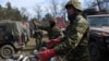 Грецькі солдати з новим колючим дротом на кордоні з Туреччиною 2 березня 2020 р.