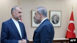 Picha kwa hisani ya wizara ya mambo ya nje ya Iran, November 1, 2023, ikionyesha Waziri wa Mambo ya Nje wa Iran Hossein Amir-Abdollahian (kushoto) akikutana na Waziri wa Mambo ya Nje wa Uturuki Turkish Hakan Fidan mjini Ankara.
