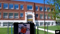 Sekolah Willow Creek di Willow Creek, Montana, dengan 56 siswa, menjadi salah satu dari sejumlah sekolah yang akan dibuka kembali setelah ditutup karena pandemi virus corona, 4 Mei 2020. (Foto: AP)