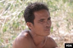 លោក សៅ ហ៊ា ស្វាមី​ជន​រងគ្រោះ​ដោយសារ​គ្រាប់​កាំភ្លើង ផ្តល់​បទសម្ភាសន៍​ដល់ VOA នៅផ្ទះ​របស់​លោក នៅក្នុងភូមិជ្រោះជ្រៅ ឃុំក្រញូងសែនជ័យ ស្រុកស្នួល ខេត្តក្រចេះ ថ្ងៃទី២ ខែមីនា ឆ្នាំ២០១៩។ (ស៊ុន ណារិន/VOA)