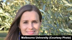 Akademisi Australia  keturunan Inggris Kylie Moore-Gilbert tiba kembali di Australia, Jumat (27/11). (Foto: Courtesy/Melbourne University)