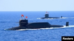 Kapal selam rudal balistik kelas Jin Type 094A bertenaga nuklir dari Angkatan Laut Tentara Pembebasan Rakyat China (PLA) terlihat di Laut China Selatan 12 April 2018. (Foto: Reuters)