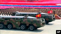 Pada gambar yang diambil dari video ini, truk militer membawa misil pada sebuah parade di Pyongyang (foto: dok).