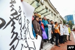 Mongoli protestiraju u Ministarstvu vanjskih poslova u Ulan Batoru zbog toga što Kina uvodi nastavu samo na mandarinskom u školama u susjednoj kineskoj provinciji Unutrašnja Mongolija, 31. avgusta 2020.
