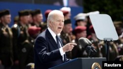 Говорејќи на одбележувањето на Денот Д во Франција, Бајден рече „нема да се оддалечиме“ од одбраната на Украина и „да се предадеме на насилниците“