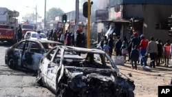 Magari yaliyoteketezwa kwa moto nje kidogo ya mji wa Johannesburg, Jumatatu Sept. 2, 2019. P
