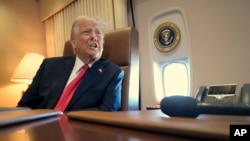 Rais Donald Trump akizungumza na waandishi wa habari ndani ya ndege ya Air Force One, Fberuari 9, 2025. Picha ya AP