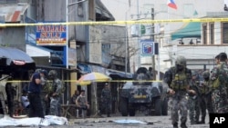 Polisi penyelidik dan tentara tiba di lokasi kejadian setelah dua bom meledak di luar gereja Katedral Katolik Roma di Jolo, ibukota provinsi Sulu, Filipina selatan, 27 Januari 2019. (foto: dok).