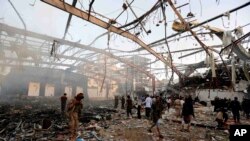 Warga memeriksa lokasi yang hancur pasca hantaman serangan udara di Sanaa, Yaman, 8 Oktober 2016 (Foto: dok).
