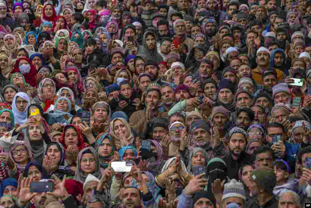 د هند تر ادارې لاندې کشمیر کې مسلمانان د سرینګر په ښار کې د &laquo;معراج العالم&raquo; مذهبي مراسمو کې راټول دي