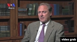 រូបឯកសារ៖ លោក​ Peter Maguire ​អ្នកឯកទេស​ខាង​ច្បាប់​អន្តរជាតិ​ និង​ជា​អ្នកនិពន្ធ​សៀវភៅ​ «ប្រឈមមុខ​នឹង​មរណភាព​នៅ​កម្ពុជា‍» (រូបទាញចេញ​ពី​បទសម្ភាសន៍​ជាវីដេអូ​របស់ VOA)