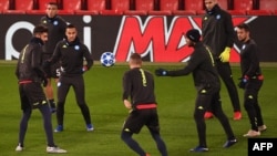 Penyerang Klub Napoli, Lorenzo Insigne (Ketiga dari kiri) dan para rekannya dalam sesi latihan di Stadion Anfield di Liverpool, Inggris, 10 Desember 2018.