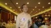 រូប​ឯកសារ៖ លោក Alan Leong ចែក​ខិត្តប័ណ្ណ​នៅ​ភោជនីយដ្ឋាន​មួយ​នៅ​ក្នុង​យុទ្ធនាការ​បោះឆ្នោត​មួយ​នៅ​ក្នុង​ក្រុង​ហុងកុង កាលពី​ថ្ងៃទី១៦ ខែឧសភា ឆ្នាំ២០១០។