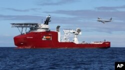 Pesawat Angkatan Udara Australia AP-3C Orion terbang di udara sementara sebuah kapal laut Australia di bawahnya, keduanya dikerahkan dalam pencarian pesawat Malaysia yang diyakini hilang di Samudera Hindia (9/4).