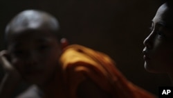 Burma's ethnic Karen novice monks attend class in Mae La refugee camp near Mae Sot, Thailand, Oct. 2010 (file photo).