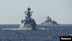 Sejumlah kapal angkatan laut China dan Rusia menggelar patroli bersama di kawasan Samudra Pasifik pada 23 Oktober 2021. (Foto: Handout via Reuters/Russian Defence Ministry)