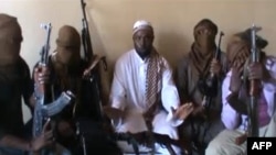 Pemimpin Boko Haram Abubakar Shekau (tengah) dikelilingi para militan lainnya (foto: dok).