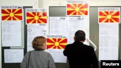 Građani Skoplja traže svoje ime na spisku za glasanje na referendumu (Foto: Reuters/Marko Đurica)