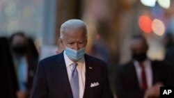 Presiden terpilih Joe Biden berjalan untuk berbicara kepada media saat meninggalkan teater The Queen, Selasa, 24 November 2020, di Wilmington, Delaware, (Foto: AP/Carolyn Kaster)