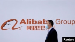 Logo Alibaba Group terlihat saat Konferensi Internet Dunia (WIC) di Wuzhen, Provinsi Zhejiang, Cina, 23 November 2020. (Foto: Reuters)