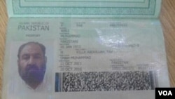 Foto ini menunjukkan paspor dan KTP Pakistan yang diduga dibawa oleh Mullah Akhtar Mansoor. Mansoor tewas dalam serangan pasar nirawak Amerika di dekat perbatasan Pakistan-Afghanistan.