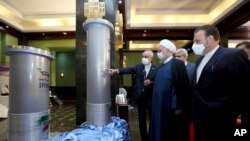 Presiden Iran Hassan Rouhani (kedua dari kanan), meninjau ekshibisi pencapaian nuklir Iran bersama sejumlah pejabat, di Teheran, Iran, 10 April 2021.
