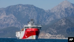 Kapal penjelajah Turki, Oruc Reis, berlabuh di Mediterania, di lepas pantai Antalya, Turki, 24 Juli 2020.(Foto: dok).