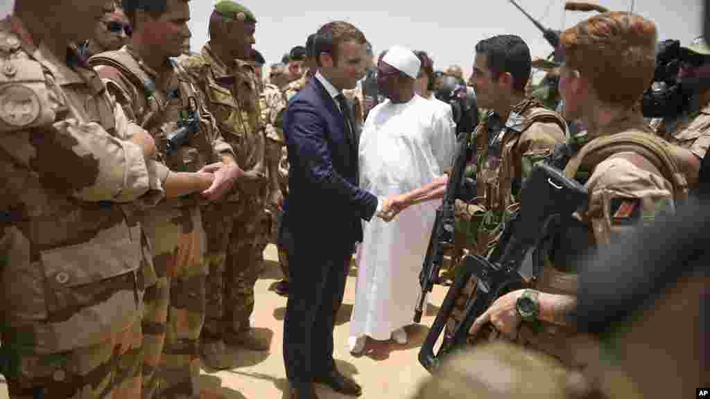Le président français, Emmanuel Macron, rend visite aux soldats français à Gao, dans le nord du Mali, le 19 mai 2017.