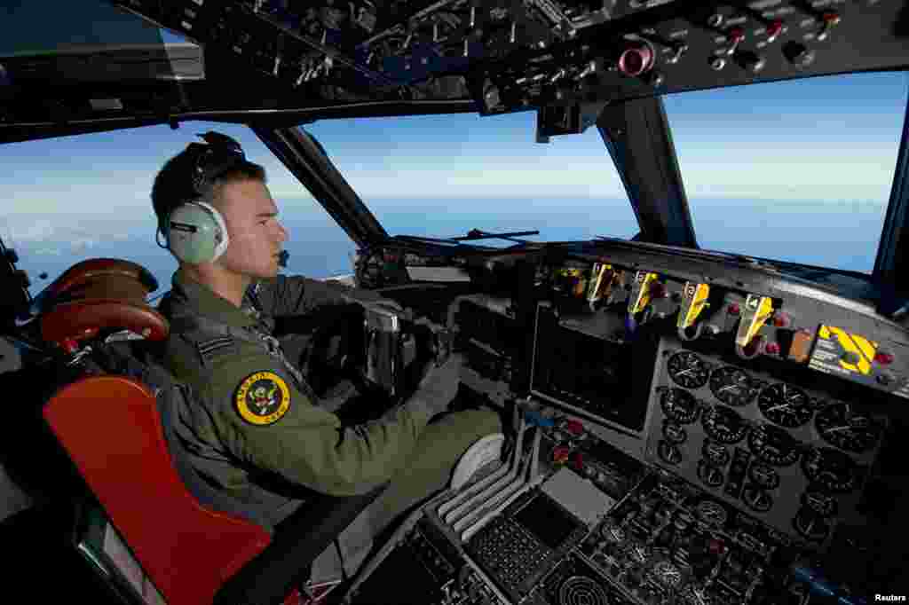 Pilot Angkatan Udara Australia dalam pesawat AP-3C Orion di atas Samudera Hindia bagian selatan dalam pencarian pesawat Malaysia Airlines yang hilang (20/3).