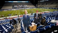 Navijači Univerziteta Brigam Jang drže kartonske fotografije demokratskog predsjedničkog kandidata Joea Bidena i predsjednika Donalda Trumpa prije utakmicu koledž fudbala između BYU i Zapadnog Kentuckyja, 31. oktobra 2020.