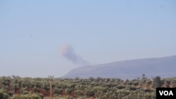 Asap membumbung dari pertempuran di Afrin, 31 Januari 2018, di Hassa, Turki. (H.Murdock/VOA) 