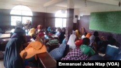 De jeunes filles dans l’enceinte de l’école franco-arabe de la Briqueterie, un quartier populaire, foyer du mariage précoce à Yaoundé, Cameroun, 6 mars 2017. (VOA/ Emmanuel Jules Ntap)