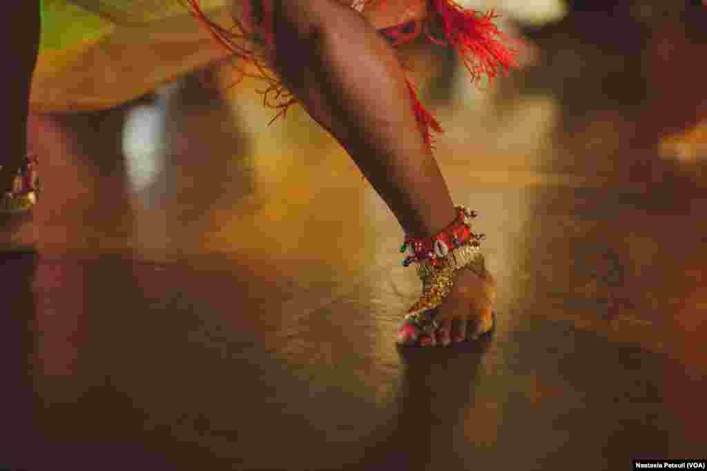 La jambe d&#39;une des danseuses de la compagnie de danse d&#39;Assane Konte, KanKouran West African Danse Company sur scène, à Washington D.C., le 5 juin 2017. (VOA/Nastasia Peteuil)