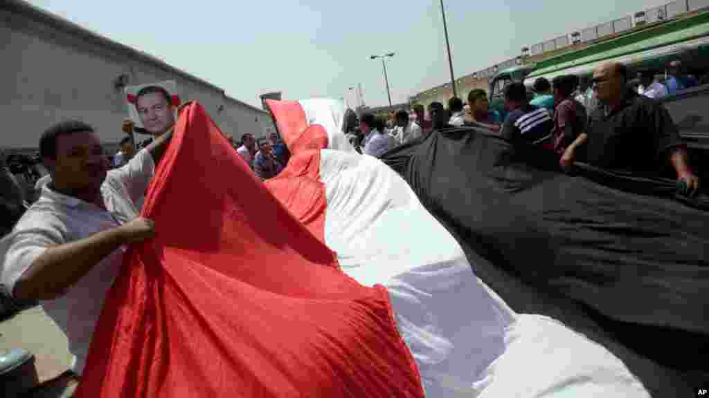 جورج کلونی و امل علم‌الدین در مهرماه سال گذشته در جریان فعالیت‌های بین‌المللی حقوق بشر با یکدیگر آشنا شدند – ونیز، شنبه ۵ مهر ۱۳۹۳