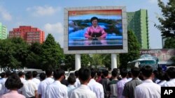 북한 조선중앙TV는 4일 대륙간탄도미사일(ICBM) '화성-14형' 시험발사 성공했다고 발표했다. 평양 주민들이 조선중앙TV 아나운서의 성공발표를 대형 스크린으로 시청하고 있다.