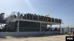 Des migrants secourus par un navire espagnol arrivent au port de Pozzallo, Sicile, Italie, octobre 2015. (VOA/Abdulaziz Osman)
