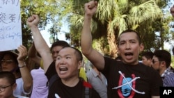 Vientnamese protesters chant anti-China slogans in Hanoi, Vietnam, June 19, 2014. 