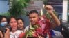 ភរិយា​សកម្ម​ជន​បក្ស​ប្រឆាំង៖ «ដូច​គុក​ឥត​ជញ្ជាំង» ទោះ​កូន​ប្រុស​ត្រូវ​បាន​ដោះ​លែង
