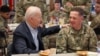 Predsjednik Joe Biden u posjeti sa pripadnicima 82. vazdušno-desantne divizije u G2A Areni, petak, 25. marta 2022. godine, u Jasionki, Poljska. (AP Photo/Evan Vucci)