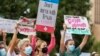 Sejumlah perempuan turut serta dalam protes terkait aborsi Texas State Capitol di Austin, Texas, 2 Oktober 2021. (Foto: AP)