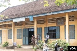 សិស្សស្រីមួយរូបនៅក្នុងអគារនៃវិទ្យាល័យខ្សាច់កណ្តាល នៅខេត្តកណ្តាល នៅថ្ងៃទី០២ ខែមេសា ឆ្នាំ២០១៩។ (ខាន់ សុគុំមនោ/VOA)