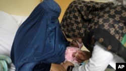 Seorang anak menerima vaksin campak di Rumah Sakit Anak Indira Gandhi, di Kabul, Afghanistan, Senin, 15 Maret 2021. (AP Photo/Rahmat Gul)