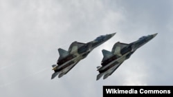 Dua pesawat Sukhoi SU-57 milik Angkat Udara Rusia tampak pada 23 Juli 2017.