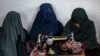 دختران و زنان مهاجر افغان در پشاور آموزش‌های حرفه‌ای رایگان فرا می‌گیرند