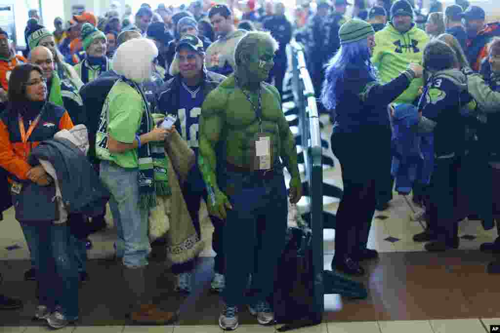 Tim Froemke of Ritzville Wash., waits in a security line at the Secaucus Junction in Secaucus, N.J., Feb. 2, 2014.