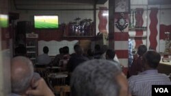 Activists complain that gatherings like this one in Cairo to watch a soccer match are legal, while political gatherings are largely banned, Cairo, Egypt, April 19, 2016. (H. Elrasam/VOA)